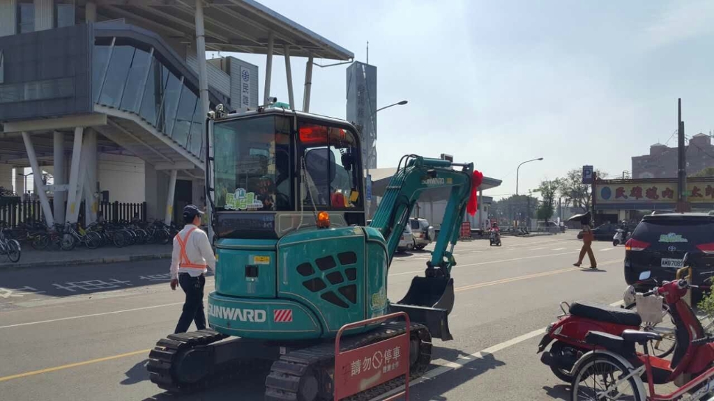 嘉義市长大赞乐投网站智能挖掘机环台义举