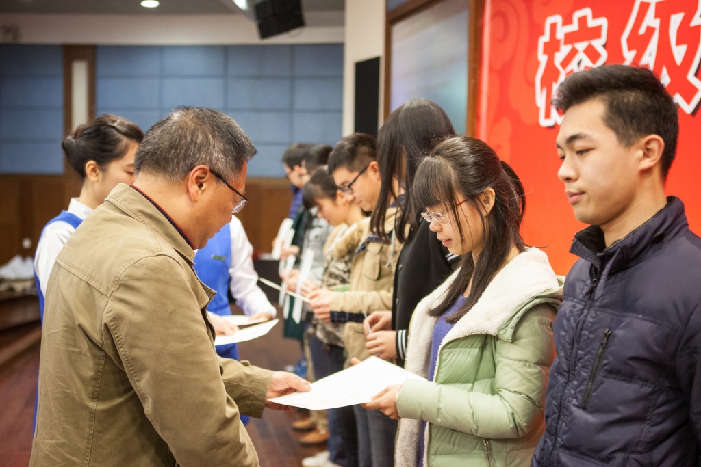 2015年度“乐投网站英才”奖，74名学子受益