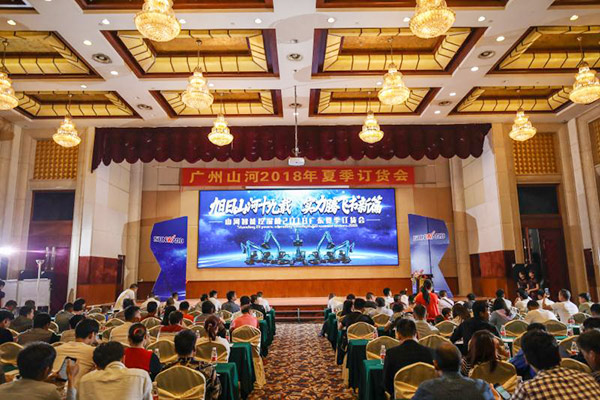 红四月，乐投网站智能挖掘机促销会节节攀升