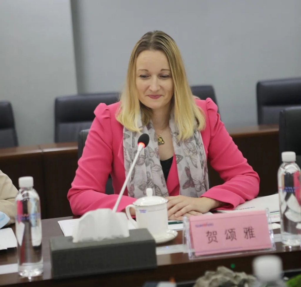 英国驻广州总领事贺颂雅考察乐投网站智能