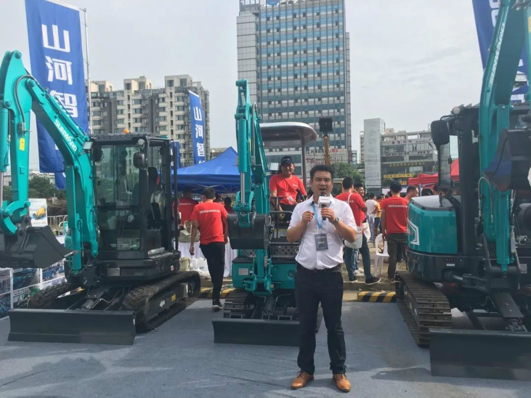2020全球微挖大会 乐投网站智能精品微挖赢得满堂彩