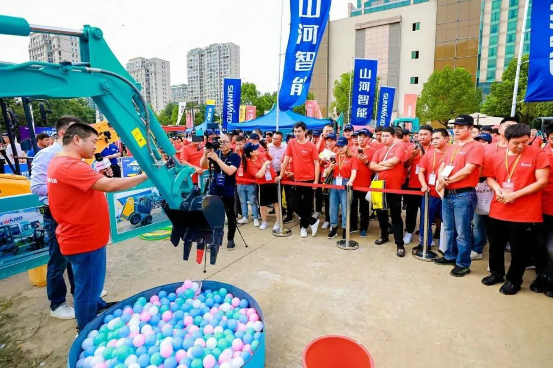2020全球微挖大会 乐投网站智能精品微挖赢得满堂彩