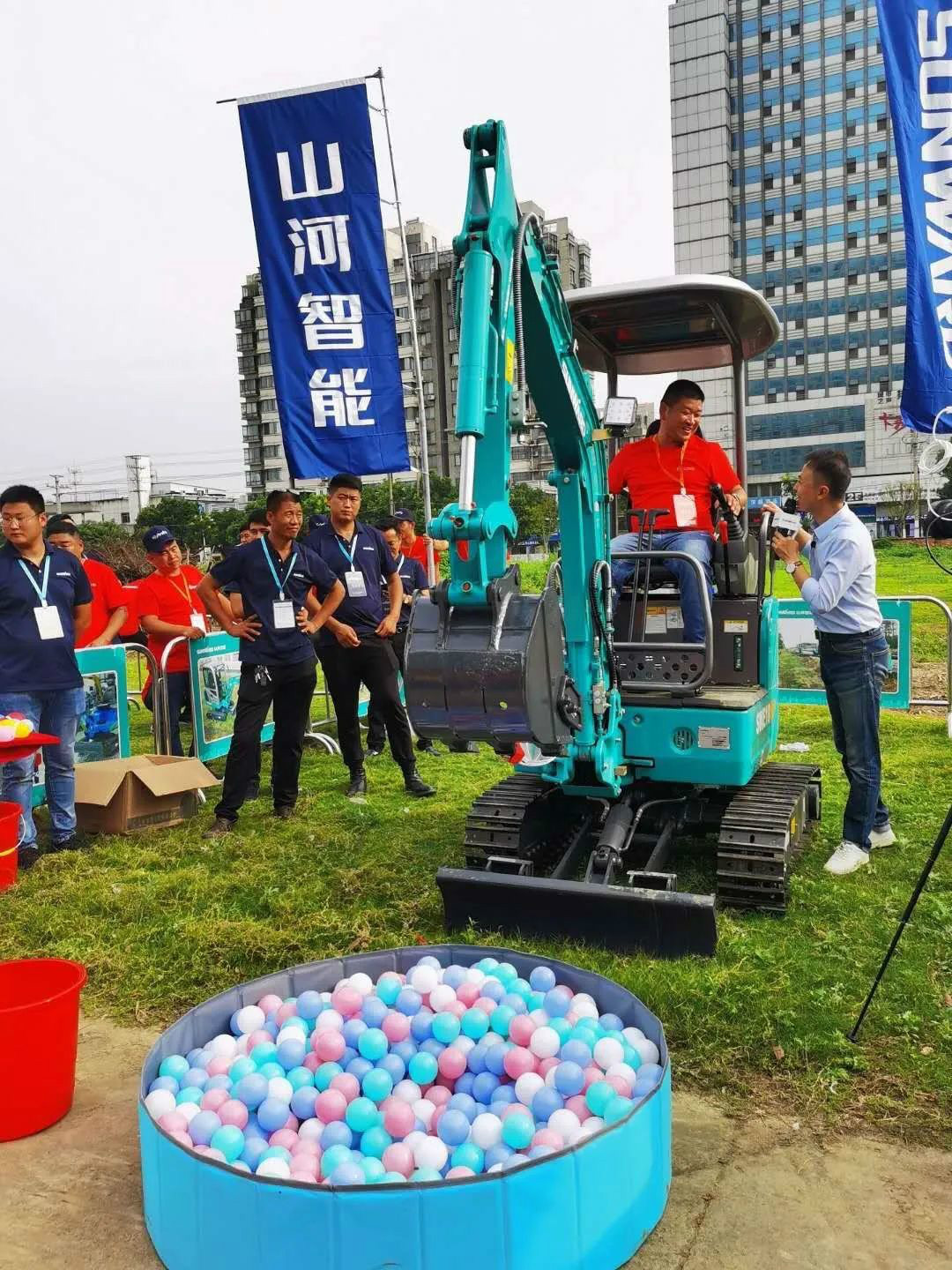 2020全球微挖大会 乐投网站智能精品微挖赢得满堂彩