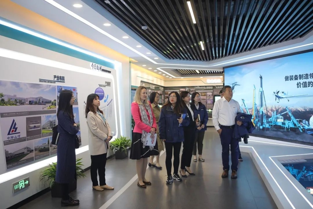 英国驻广州总领事贺颂雅考察乐投网站智能