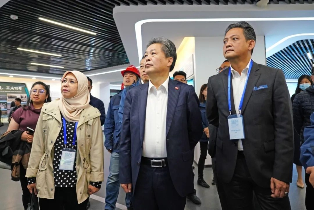 东盟联合参访团考察乐投网站智能
