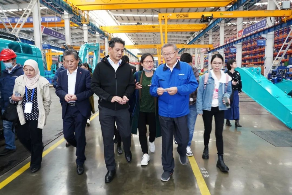 东盟联合参访团考察乐投网站智能