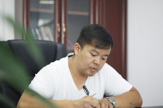 六年六台挖机 邓老板是个“乐投网站迷”