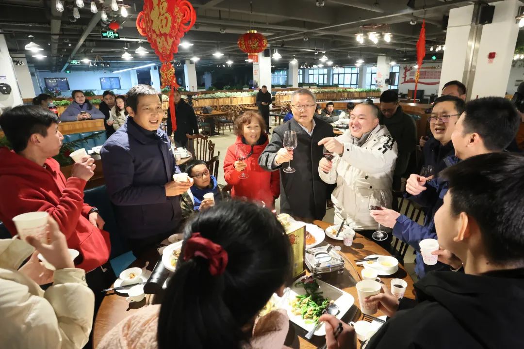 乐投网站智能董事长何清华与留厂员工一起过大年！