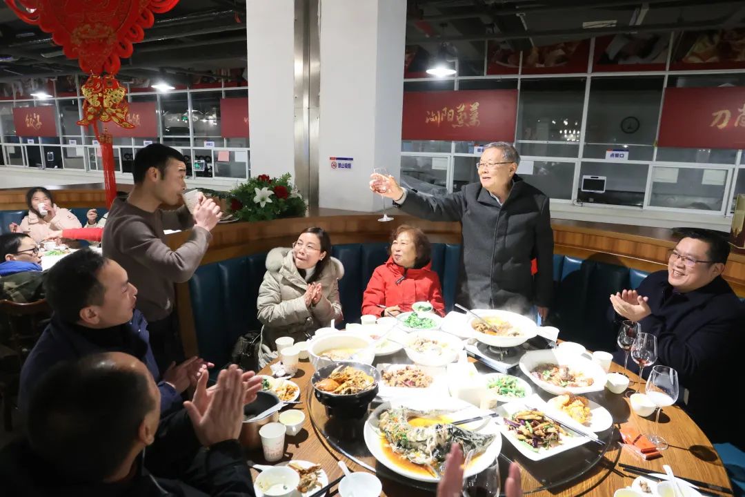 乐投网站智能董事长何清华与留厂员工一起过大年！