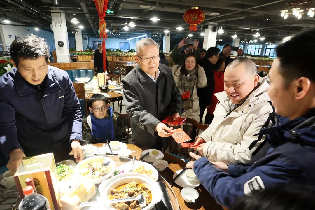 乐投网站智能董事长何清华与留厂员工一起过大年！