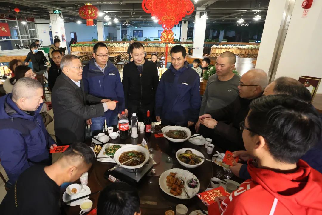 乐投网站智能董事长何清华与留厂员工一起过大年！